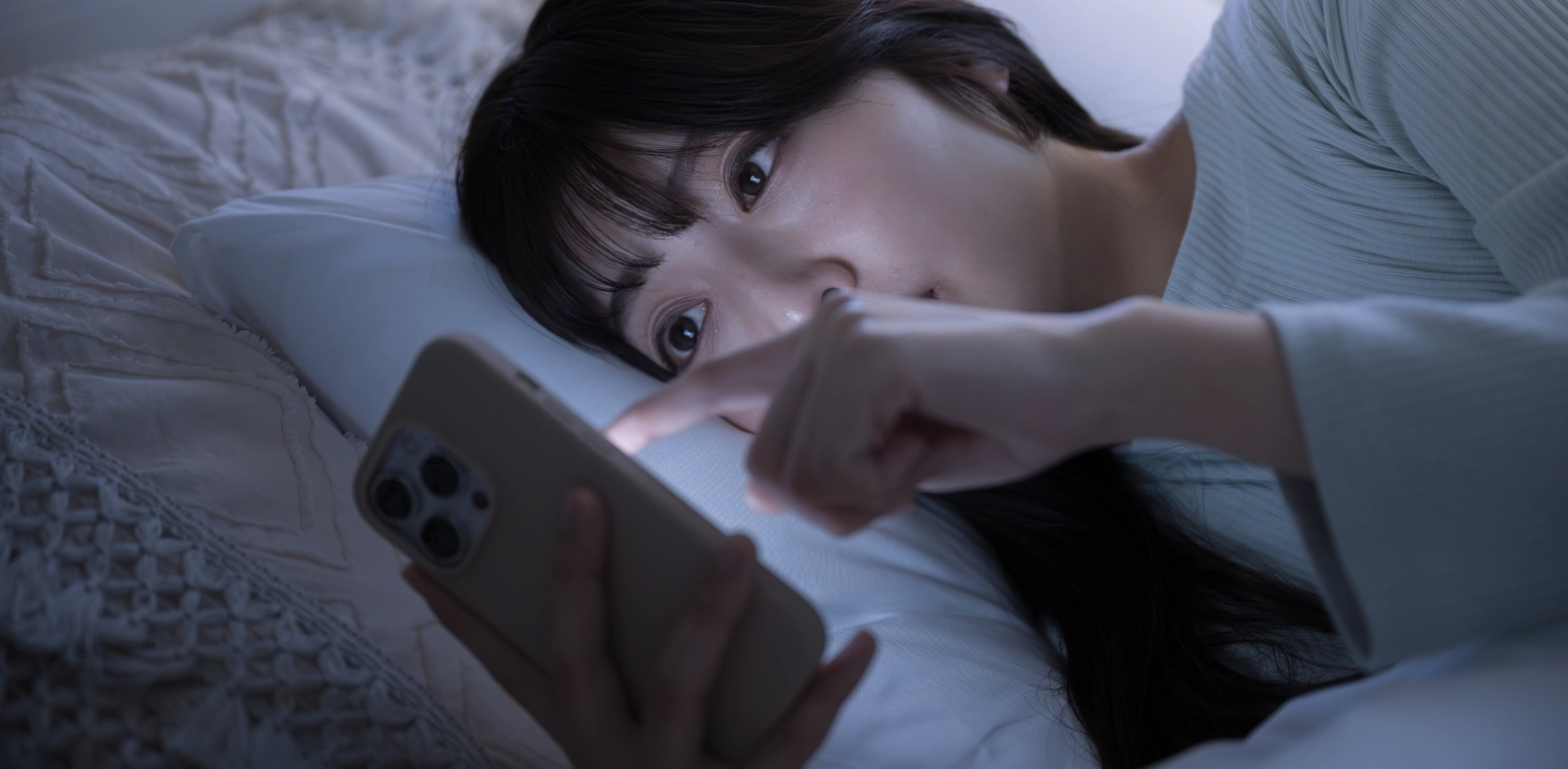 暗い部屋でスマホを使用